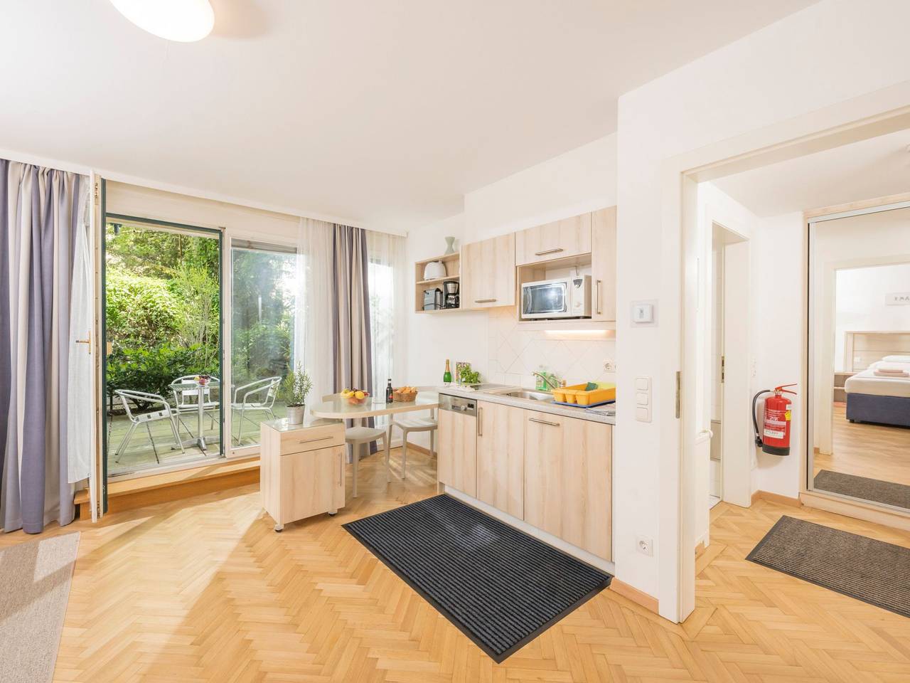 Ganze Wohnung, Appartment mit kleinem Garten und Terrasse in Hernals, Wien