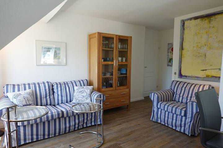 Ganze Wohnung, Lichtdurchflutete Wohnung in der 1. Etage eines charmanten Zwei-Familienhauses! in Wyk auf Föhr (Stadt), Wyk auf Föhr