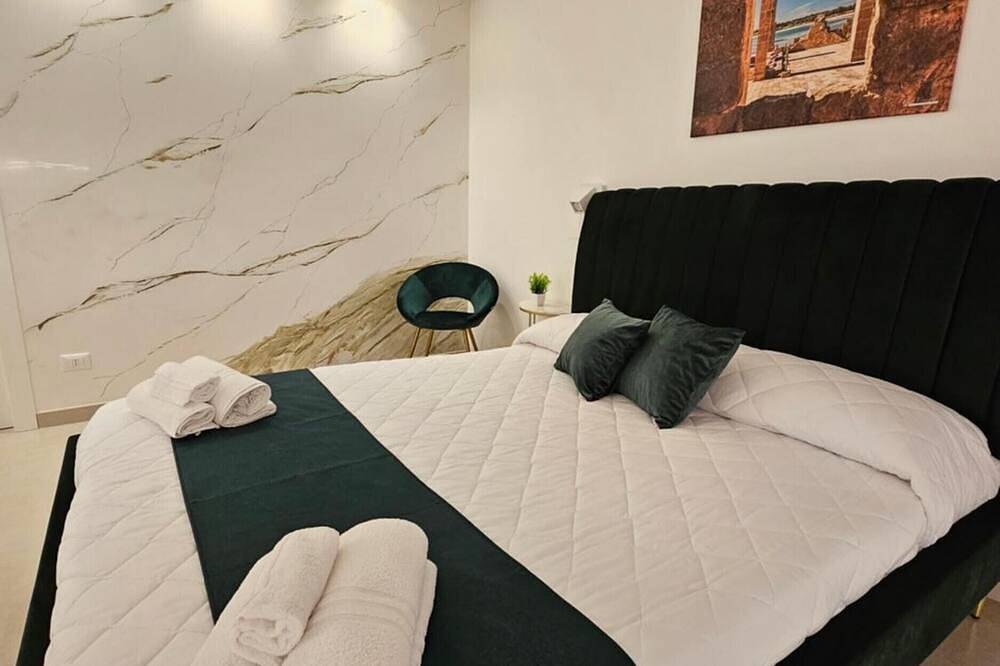 Bed and Breakfast 'Aura Beb - Queen con Jacuzzi' y Terraza Privada in Pachino, Provincia de Siracusa