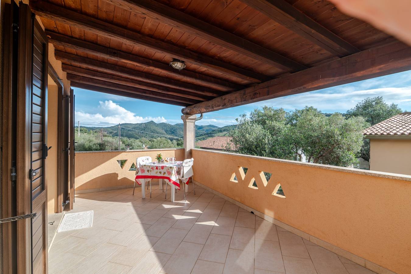 Ganze Wohnung, Apartment 'Casa San Teodoro 2' mit Bergblick, Balkon und Klimaanlage in Franculacciu, San Teodoro