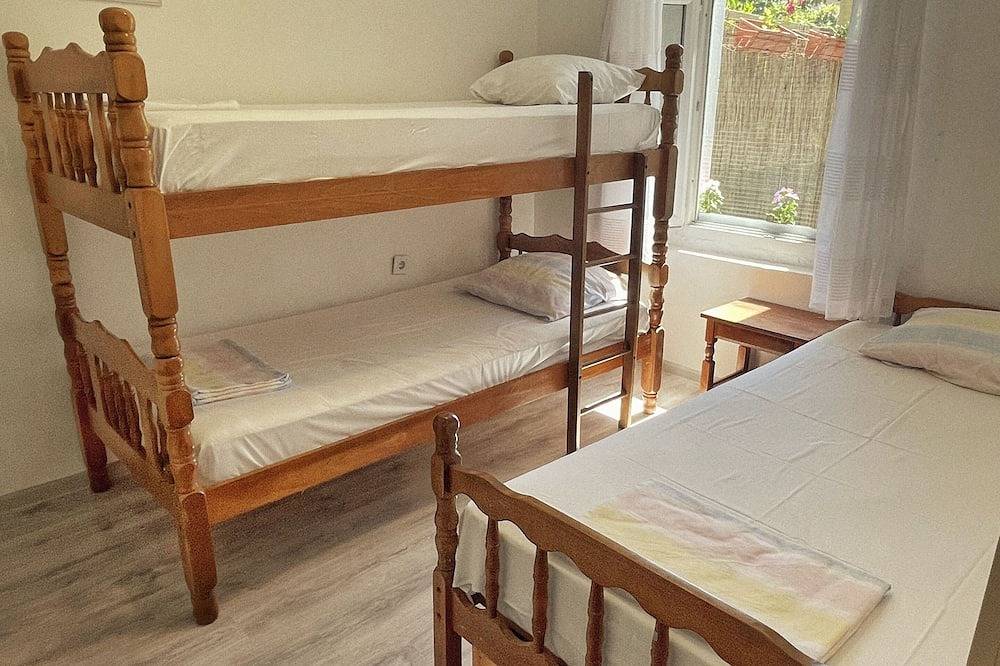 Ganze Wohnung, 1-bedroom apartment with 3 beds + private parking in Tivat, Boka Kotorska