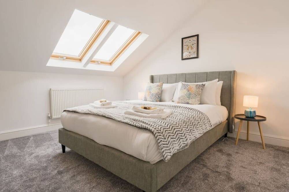 5 Bedroom Home, Sleeps 10, Nr Royal Liverpool Golf in Merseyside