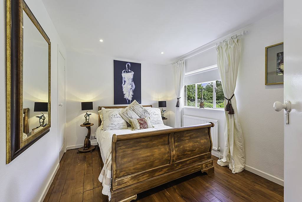 Hidden Cottage with Parking in Esher Surrey - Pass the Keys in Chessington World of Adventures, Surrey