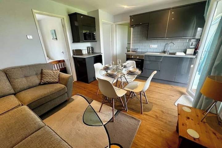 Vacation rental for 4 people, with Balcony and Hot tub as well as Yard and Pool in Devon