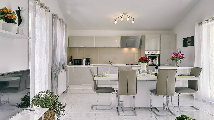 Ferienwohnung für 5 Personen, mit Garten und Balkon in Sisan
