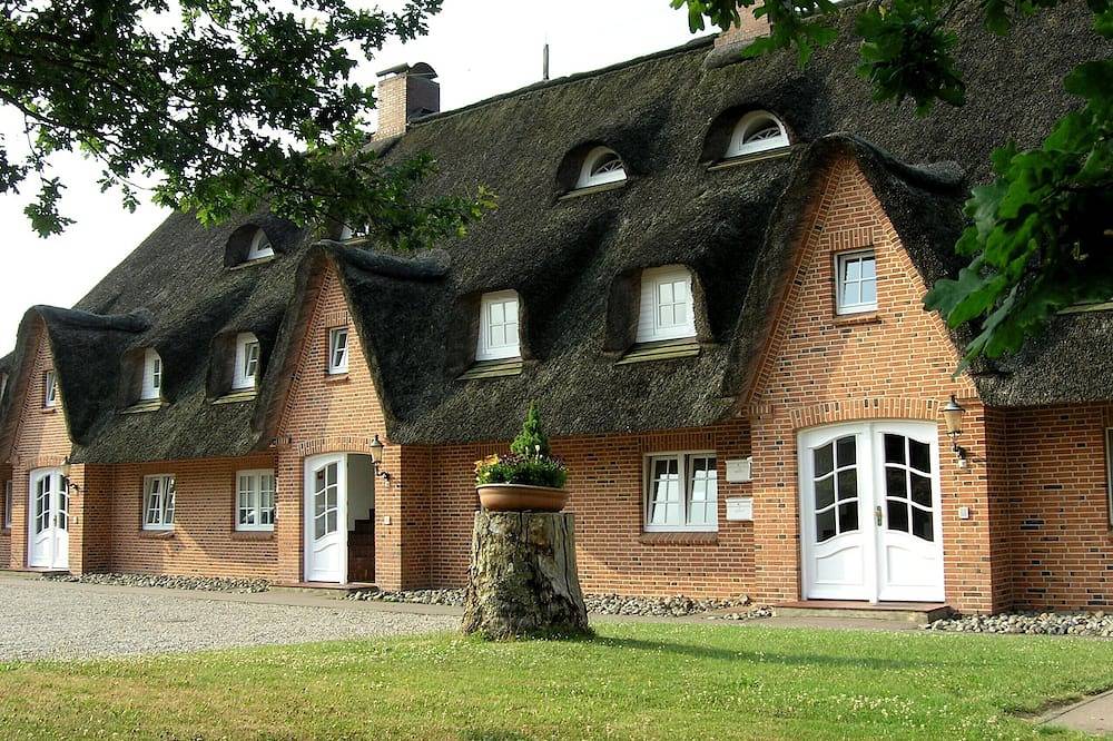 Ganze Wohnung, Reethaus Seeschlößchen, Fewo Klippenmöwe, nur 200m bis zum Strand in Büsumer Deichhausen, Dithmarschen