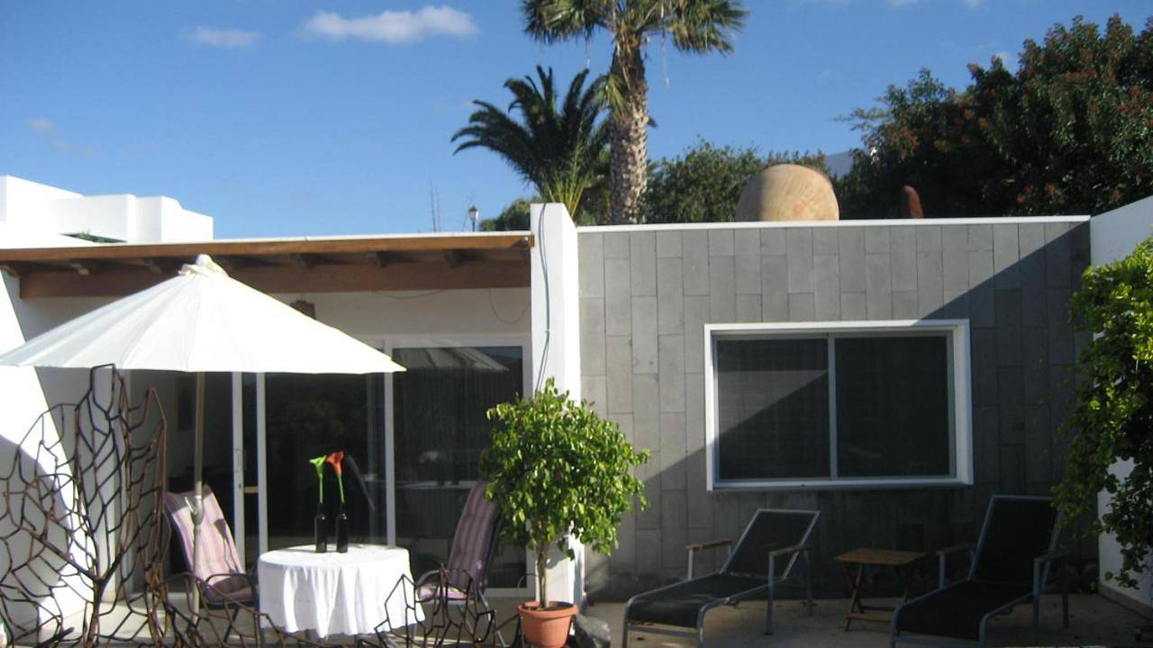 Ganze Wohnung, Villa Niki mit beheiztem Gemeinschaftspool für 2 Appartments in Las Breñas, Yaiza