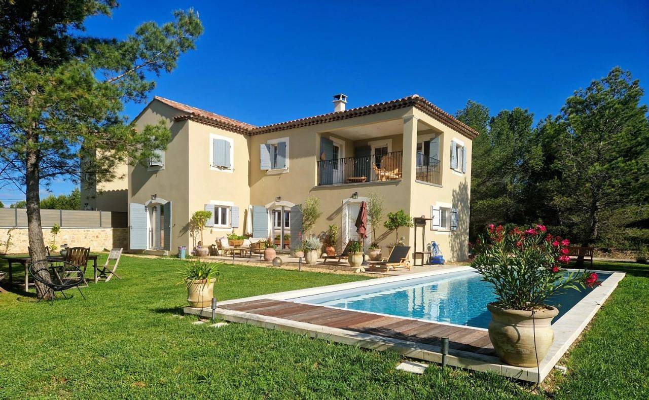 Double Room with Private Bathroom in Lambesc, Région d'Aix-en-Provence