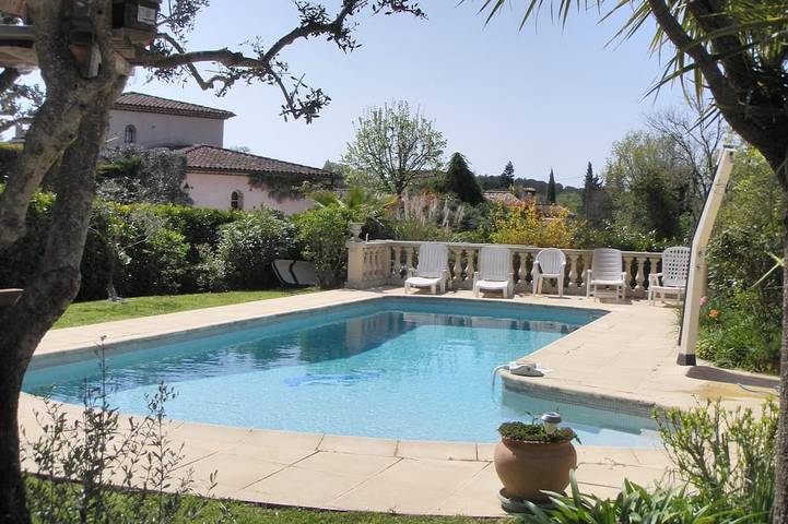 Gîte pour 5 personnes, avec terrasse ainsi que jardin et piscine à Mouans-Sartoux