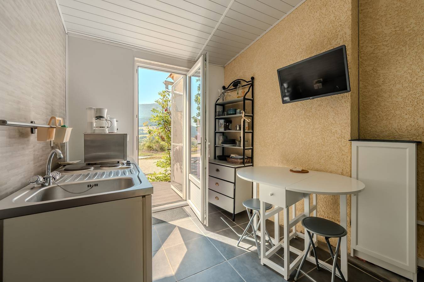 Appartement entier, Appartement avec terrasse privative et piscine in Mévouillon, Région de nyons