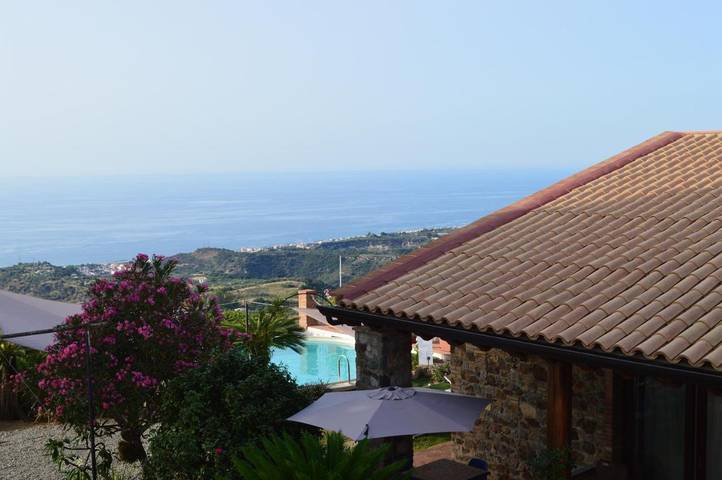 Location de vacances pour 4 personnes, avec jardin ainsi que piscine et terrasse à Spadafora - 2
