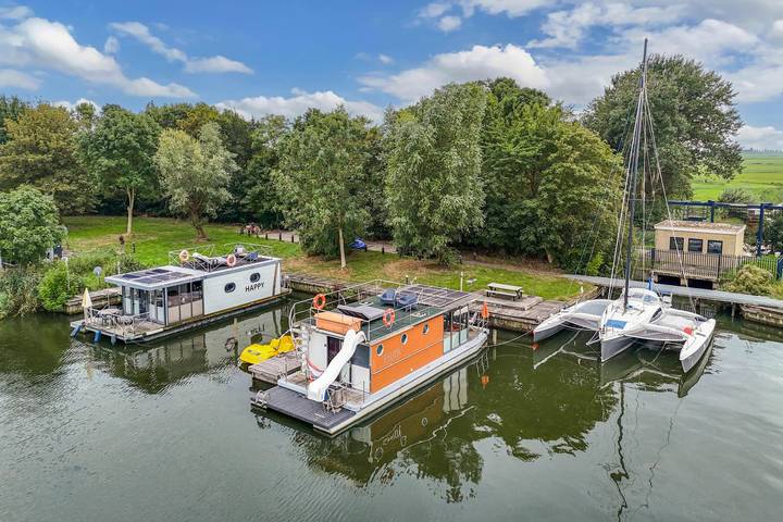 Boot voor 4 personen, with Balkon and Terras as well as Tuin in Friesland