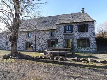 Gîte pour 12 personnes, avec terrasse et jardin à Paulhac