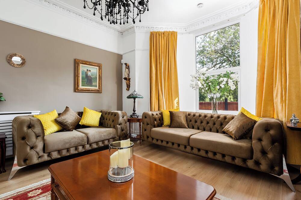 Victorian Villa: 6 En-Suites, Hot Tub, Cinema Room,  Private Parking & Park View in Liverpool, Merseyside