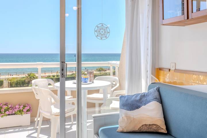Apartamento entero, Apartamento 'Sunrise Medes' con vistas al mar, piscina compartida y Wi-Fi in Els Griells, Costa Brava