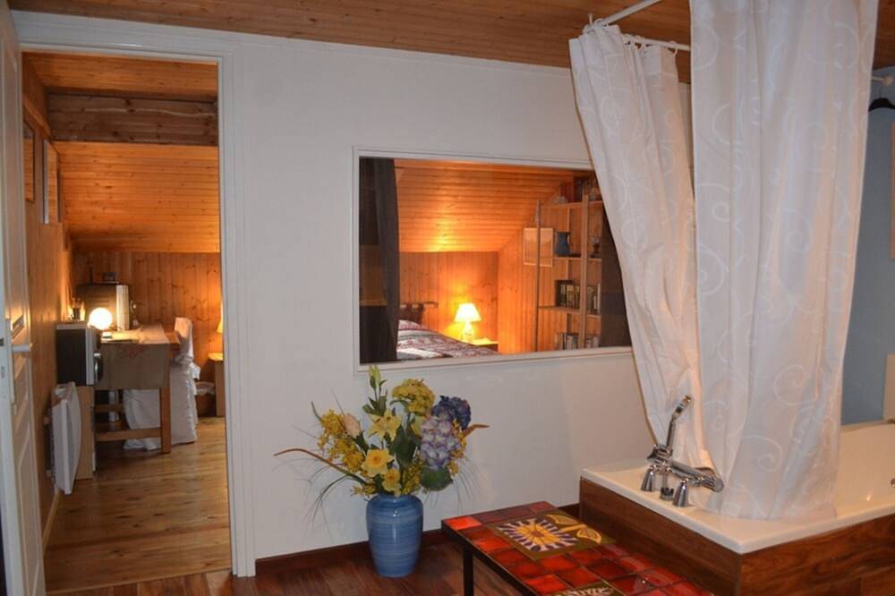 Chambre et salle de bains avec toilettes au premier étage d'une maison de ville in Thônes, Région d'Annecy