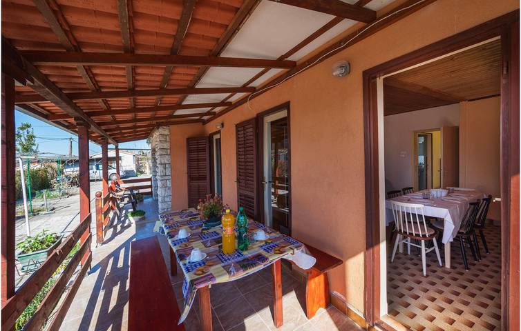 Apartamento vacacional entero, Acogedor apartamento en planta baja con terraza cerca del centro de Labin in Labin City, Labin