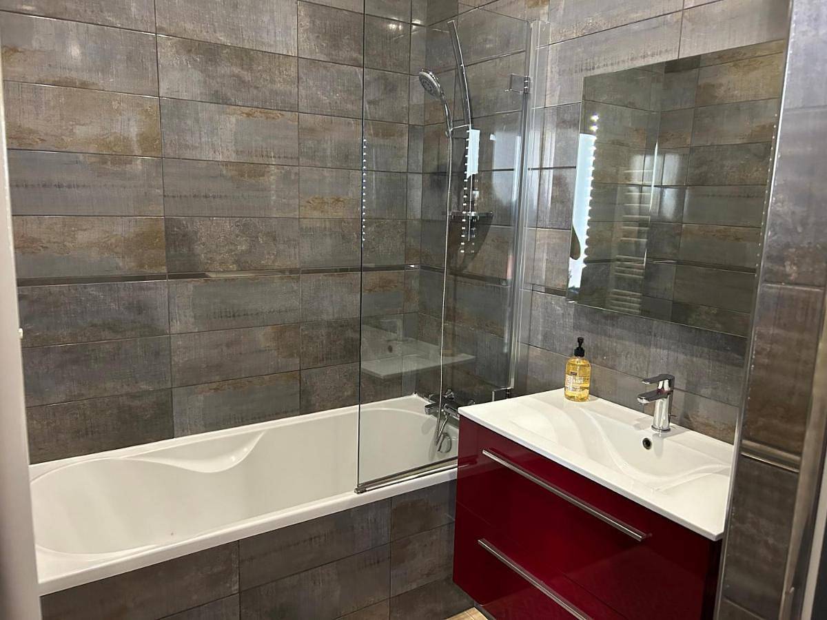 Appartement entier, One-Bedroom Apartment in Saintes, Région de Saintes