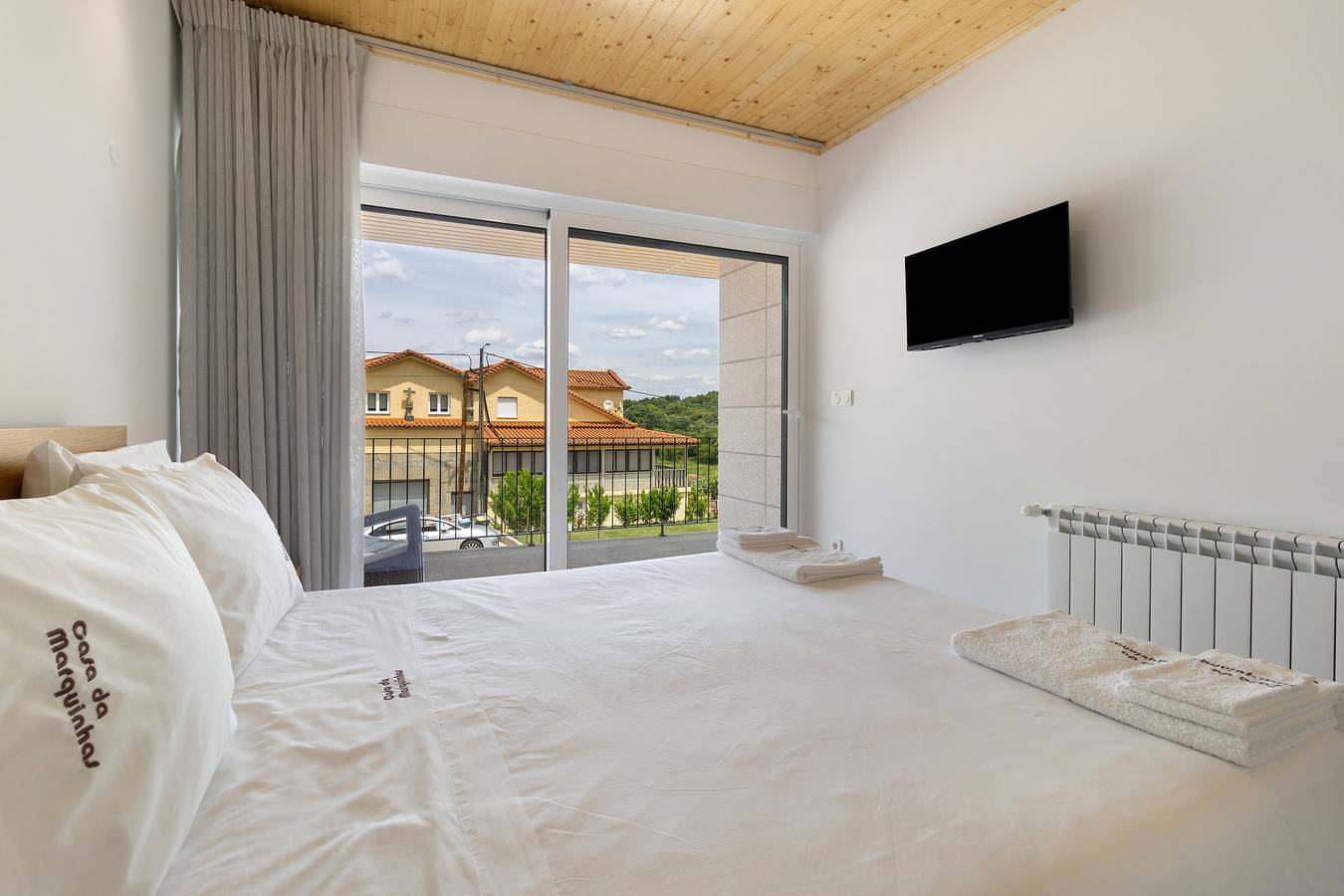 Holiday Bedroom 'Quarto Duplo Canhoteiros' with Mountain View, Wi-Fi and Air Conditioning in Valpaços, Vila Real District