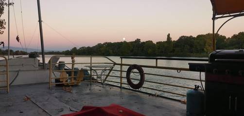 Bateau pour 2 personnes, avec vue et jardin dans le Gard