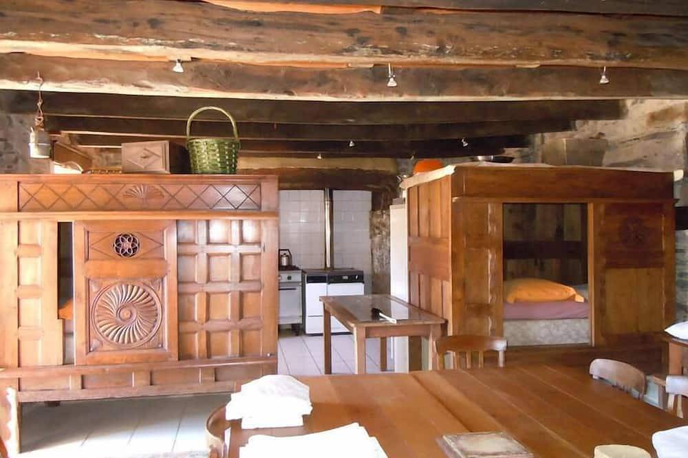 Superbe Gîte au coeur des monts d'arrée, dans un village typique in Loqueffret, Région de Châteaulin
