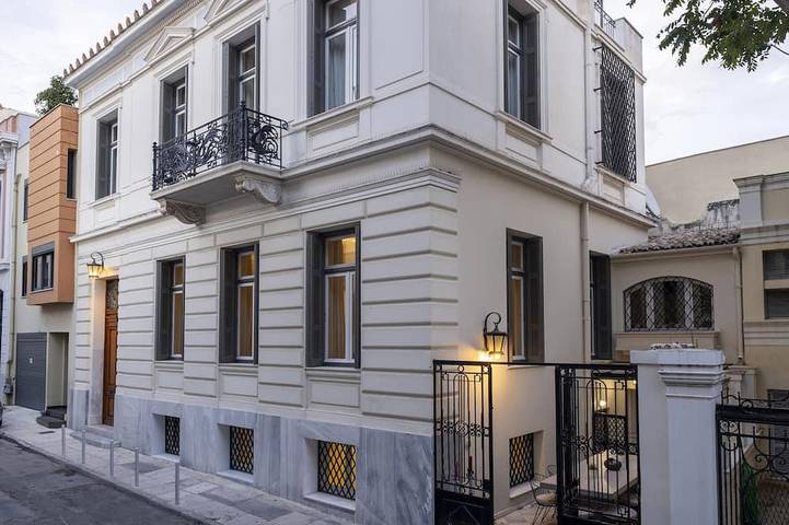 Vacation rental for 11 people, with balcony and garden in Greece