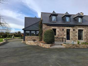 Gîte pour 8 personnes, avec jacuzzi ainsi que jardin et terrasse à Plénée-Jugon