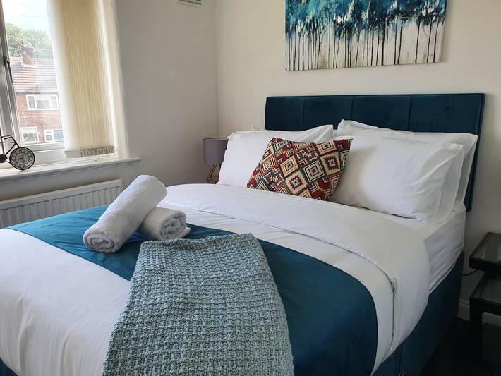Großzügiges Zimmer mit 3 Schlafzimmern — Bahnhof Nr. Clifton, 5-10 Minuten zu Fuß — Garten und kostenloser Parkplatz in Greater Manchester