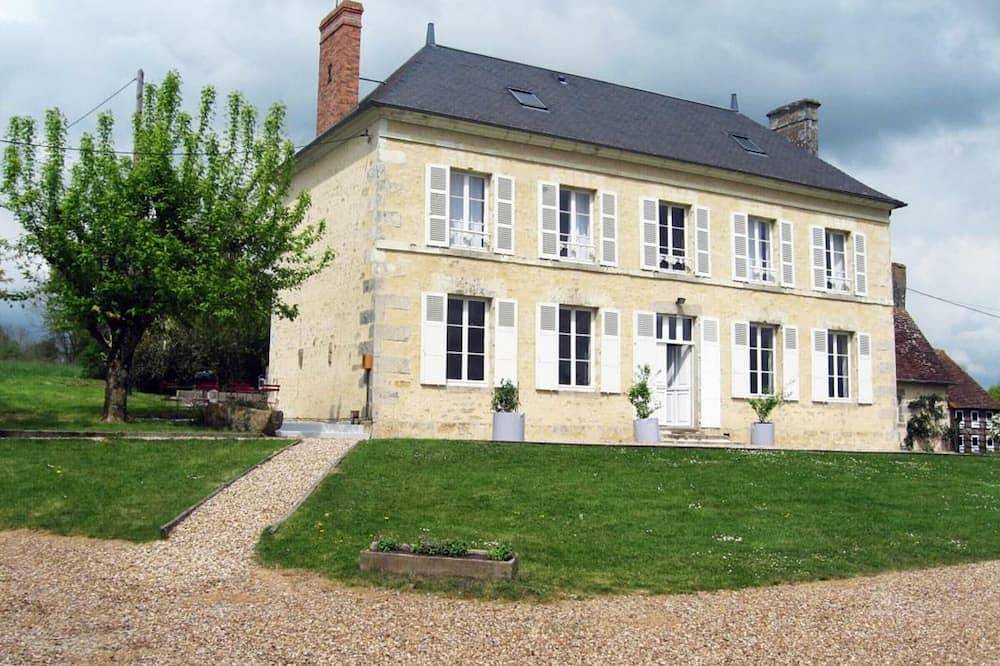 Maison Spacieuse avec Piscine Couverte et Wifi à Laleu in Laleu, Parc naturel régional Normandie-Maine