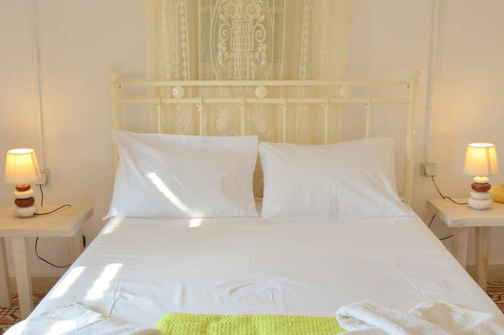 Entire apartment, Seaside Apartment in Klima, Milos, 1st floor in Plaka (Milos), Milos