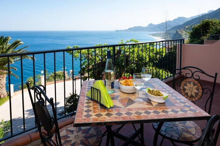 Appartamento per 5 persone, con balcone e panorama in Sant'Alessio Siculo