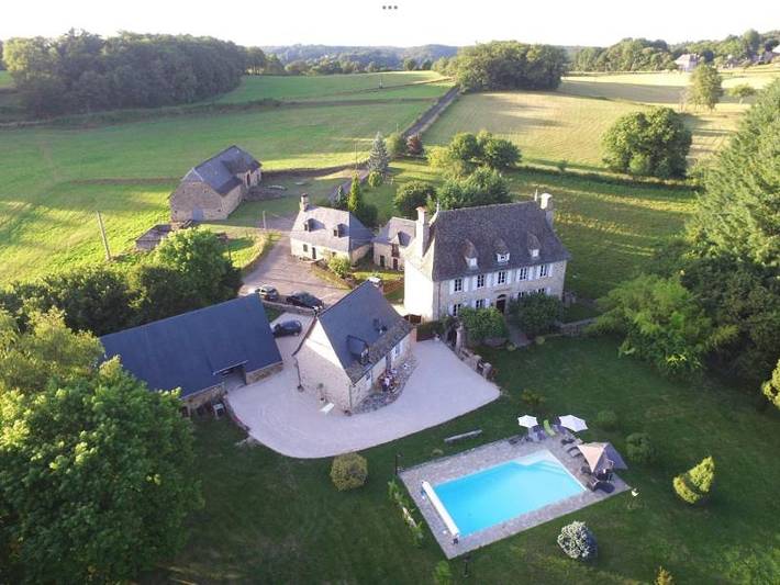 Chambre d’hôte pour 2 personnes, avec piscine et jardin ainsi que vue et terrasse dans Saint-Geniez-ô-Merle