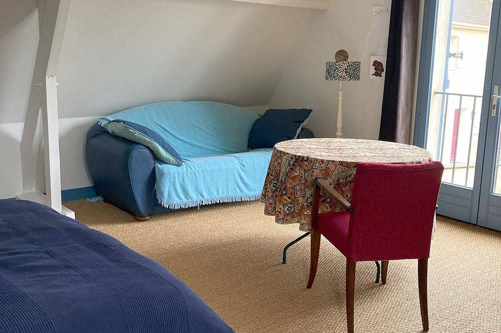 Chambre dans maison individuelle gare Paris Montparnasse en 50 minutes in Houdan, Yvelines
