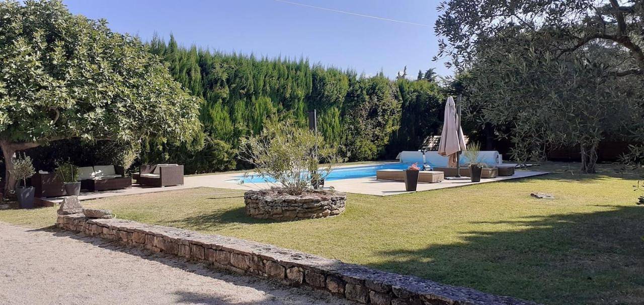 Appartement entier, Studio avec terrasse privative et piscine in Grillon, Enclave de Valreas