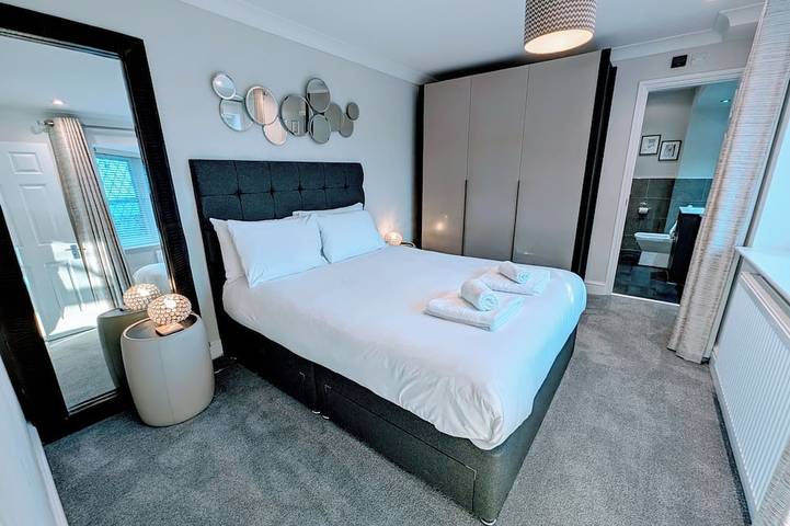 Thames Riverside Retreat: A Serene 3-Bed Bungalow in Spelthorne, Surrey