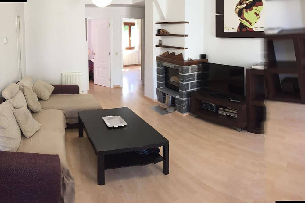 Entire apartment, Casa La Corona in the Pyrenees next to the Bubal Reservoir. in Panticosa, Spanish Pyrenees