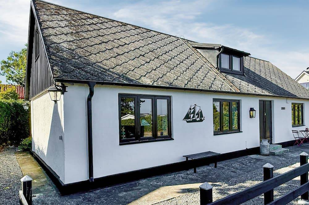 Amazing home in Beddingestrand with WiFi in Beddingestrand, Beddinge