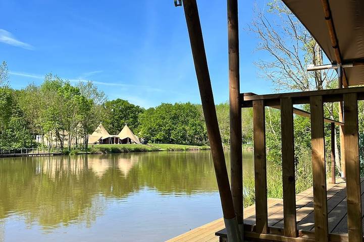 Glamping for 4 people, with terrace in Worcestershire
