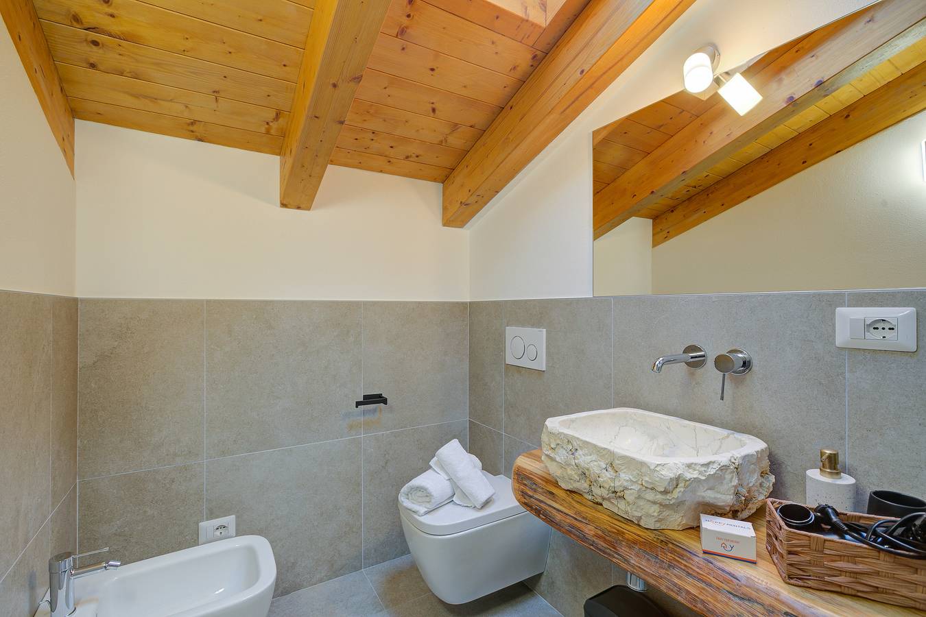 Ganze Wohnung, Ferienwohnung für 4 Personen mit Pool in Peschiera del Garda, Gardasee-Berge