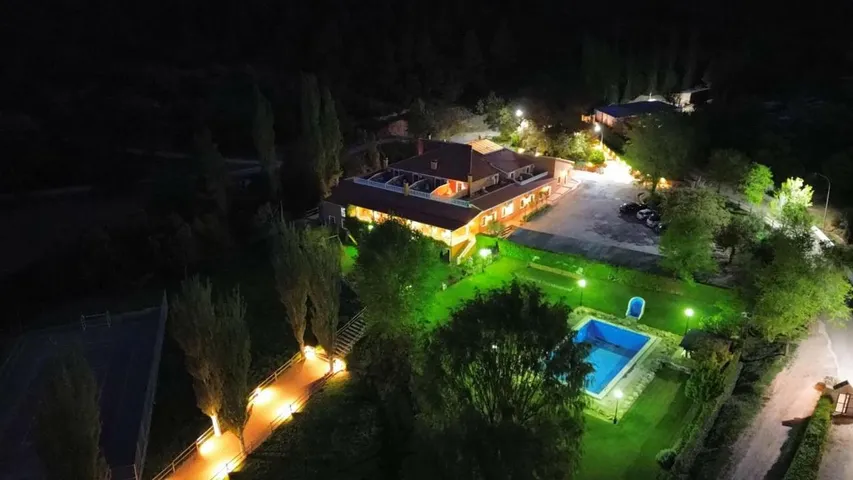 Hotel para 2 personas, con jardín y piscina - 1