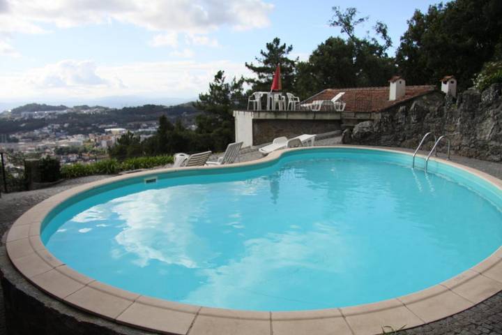 Alojamiento y desayuno para 6 personas, con Balcón y Terraza además de Jardín y Piscina en Braga
