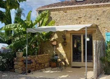 Gîte pour 2 personnes, avec jardin ainsi que terrasse et piscine, animaux acceptés à Lolme