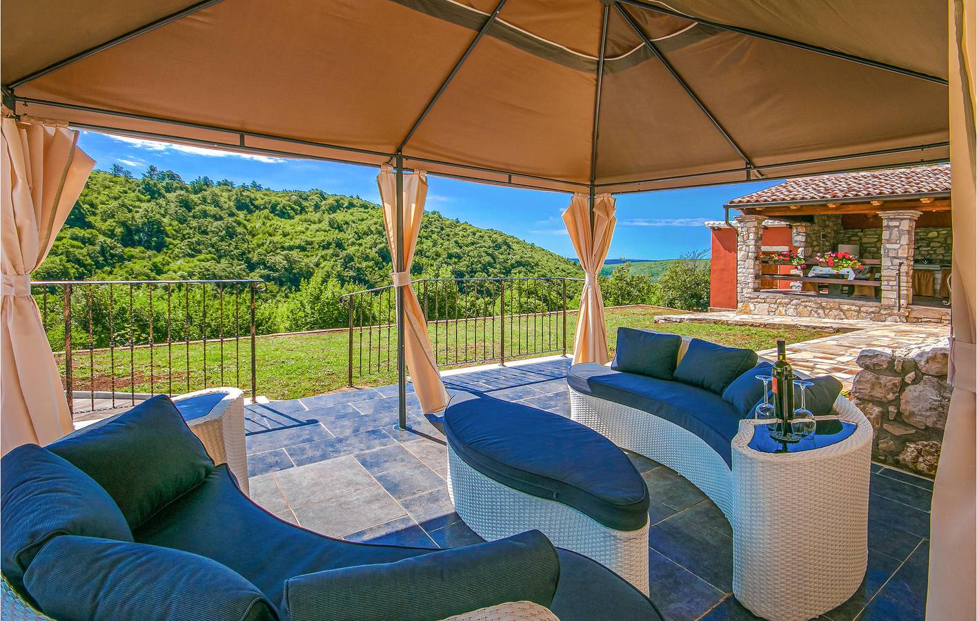Charmant appartement de 2 chambres avec piscine, Wi-Fi et situé près du centre-ville de Kunj in Raša, Côte Est de l'Istrie