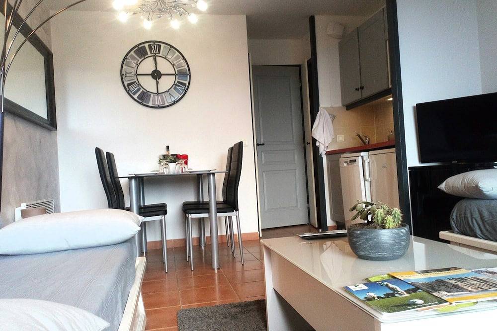 Appartement entier, Beaux T2 rénové et climatisé Golf de Pont Royal avec magnifique vue sur le golf in Mallemort, Région d'Arles