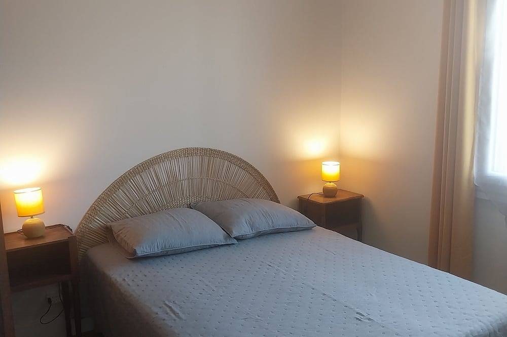 Gite\nmaison individuelle 6 couchages\nanimal domestique accepté\nwifi \nlac 10mn in Lacapelle-Viescamp, Région d'Aurillac