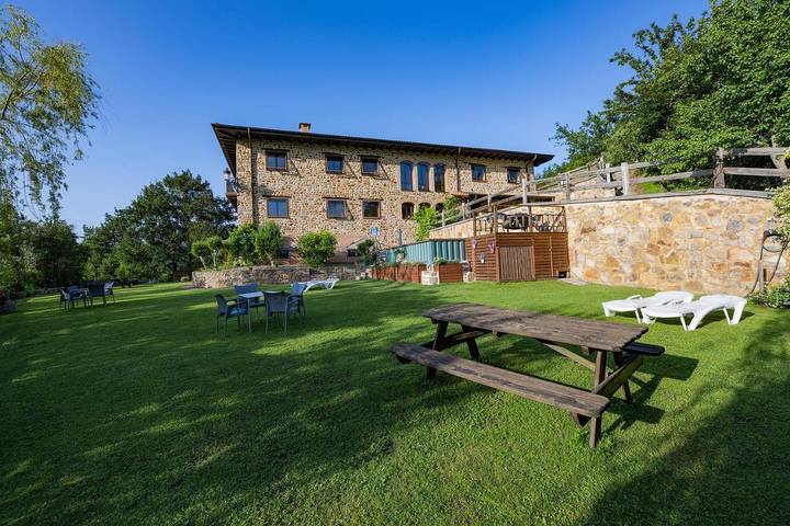 Casa rural con piscina para 3 personas, con jardín además de piscina y vistas en el País Vasco