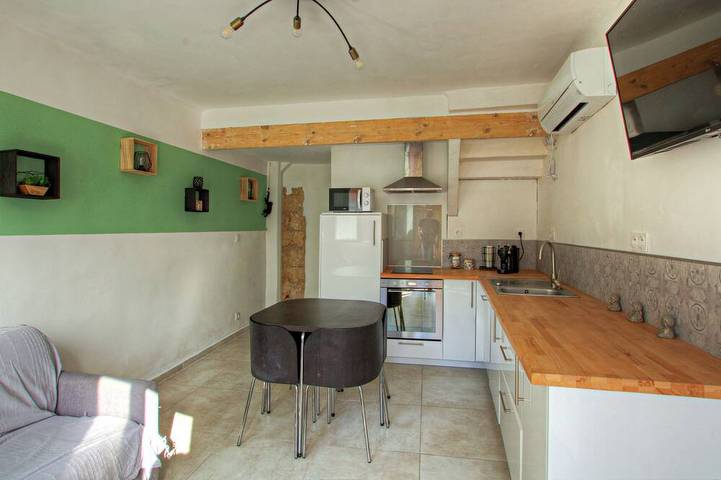 House in a medieval village in Saint-Mitre-les-Remparts, Costa mediterránea (Francia)