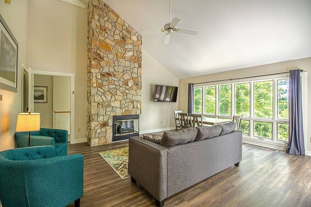 Resort home, Private Foosball Table, Jacuzzi tubs, & Dog-Friendly! in Massanutten, Blue Ridge Mountains