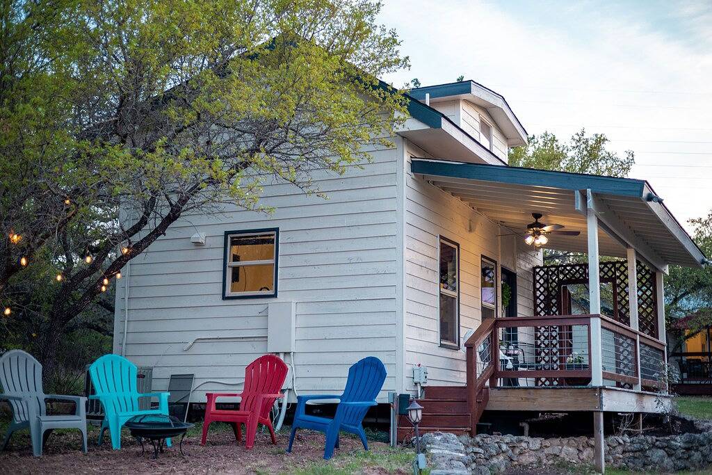 Stylish themed cabin w/hot tub, gym, sauna, and cold plunge in Lake Travis