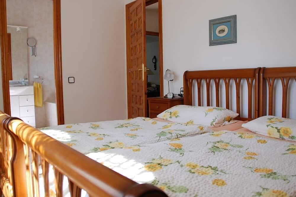 Detached house with private pool in the center of Miami Platja! in Mont-roig del Camp, Costa Dorada